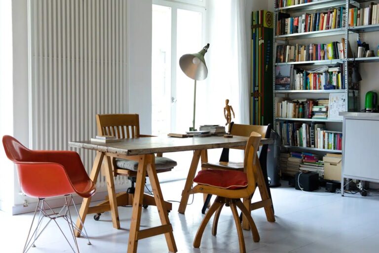 intérieur avec un grand radiateur mural