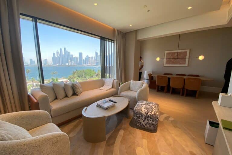 salon d'un appartement à Dubaï avec vue sur la ville