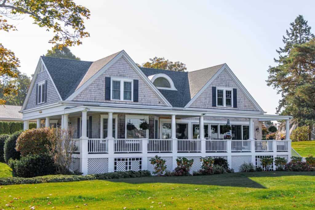 belle maison avec des fenêtres en PVC