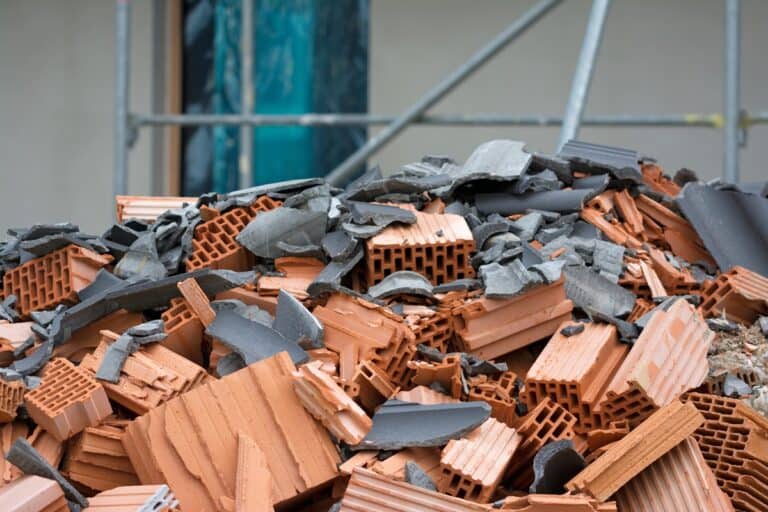 gravats sur un chantier