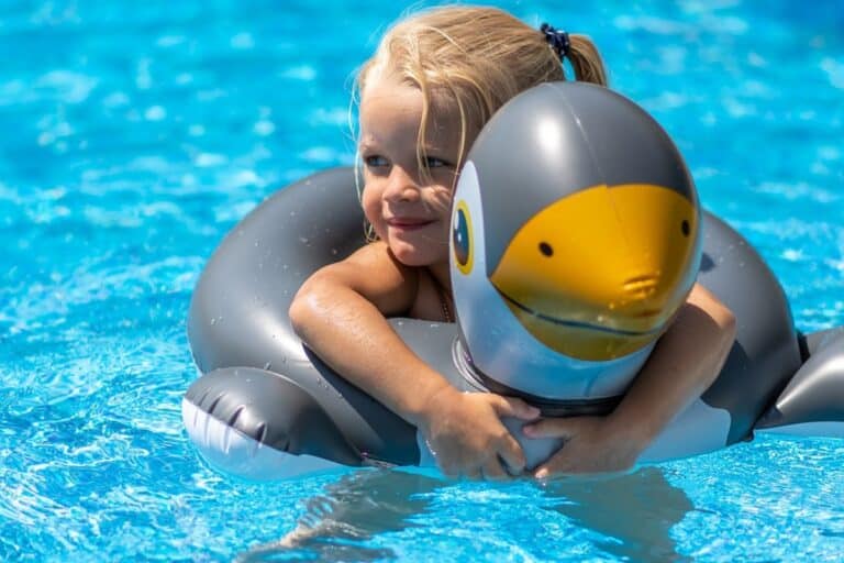 enfant avec une bouée dans une piscine