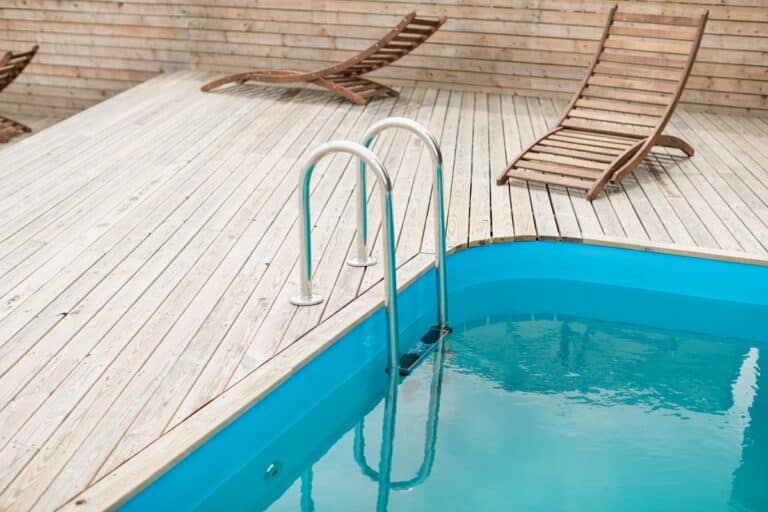 petite piscine entourée d'une terrasse en bois