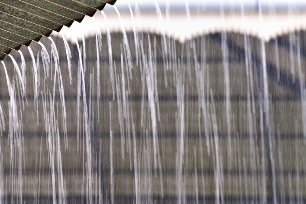 pluie qui s'écoule d'un toit