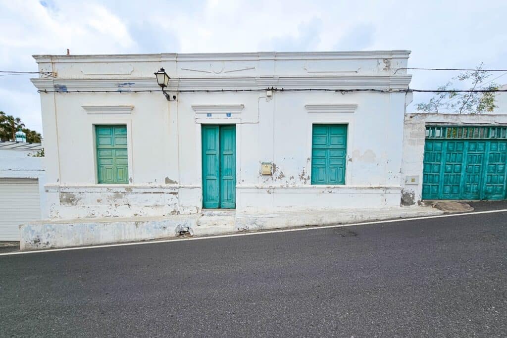 maison typique aux volets verts à Lanzarote