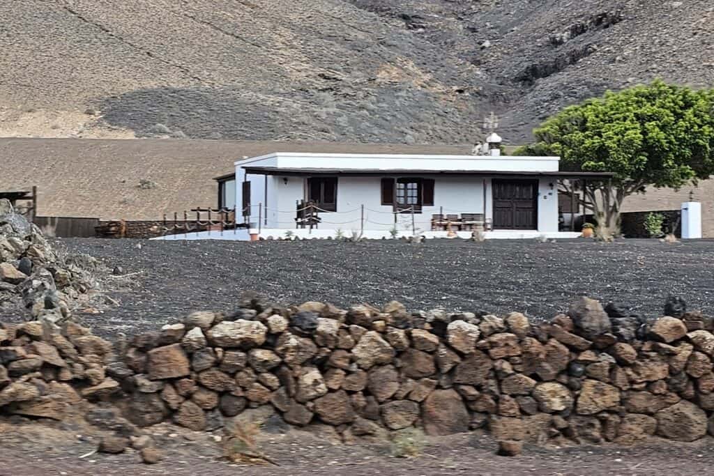 maison typique à Lanzarote avec des volets marrons