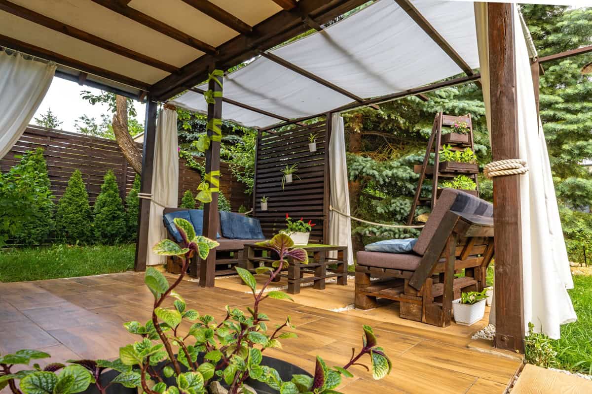 belle pergola en bois décorée