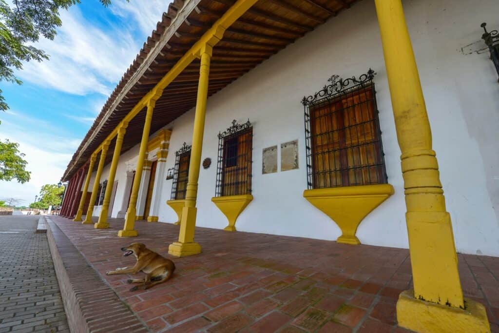 façade bâtiment colonial à Mompox en Colombie 