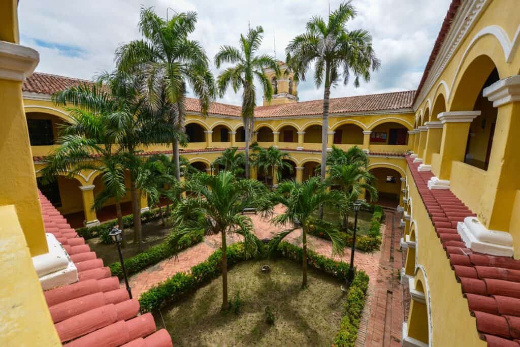 patio intérieur bâtiment colonial à Mompox en Colombie