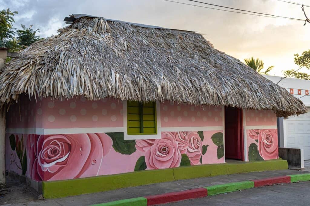 maison rose et fresque betulia