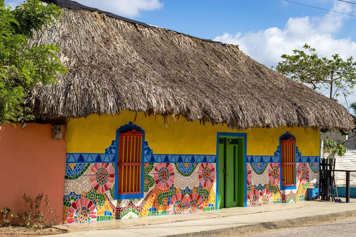 maison colorée à Betulia en Colombie