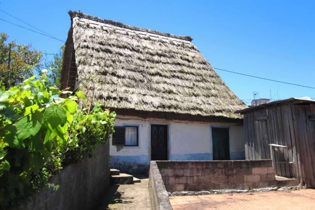 Maison typique avec toit de chaume au Cap-Vert