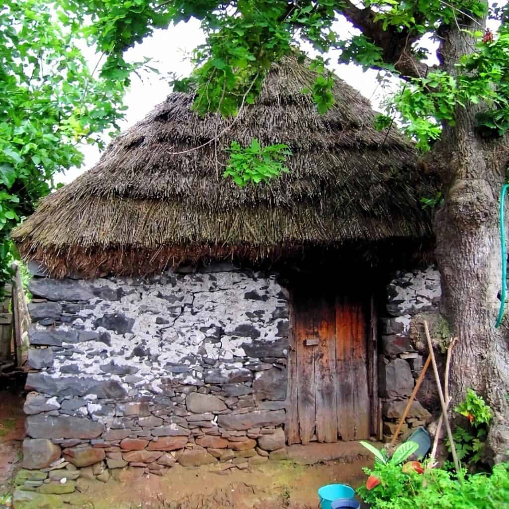 vieille maison au toit de chaume au Cap-Vert