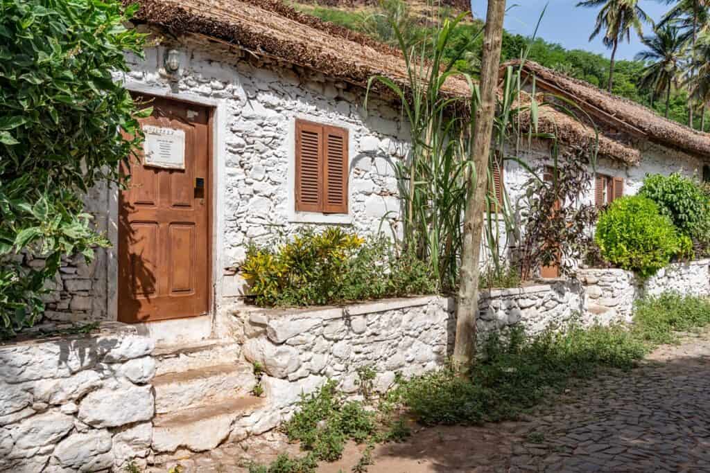 maison en pierre volcanique recouverte de chaux