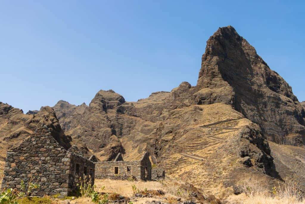 maisons abandonnées dans les montagnes du Cap-Vert