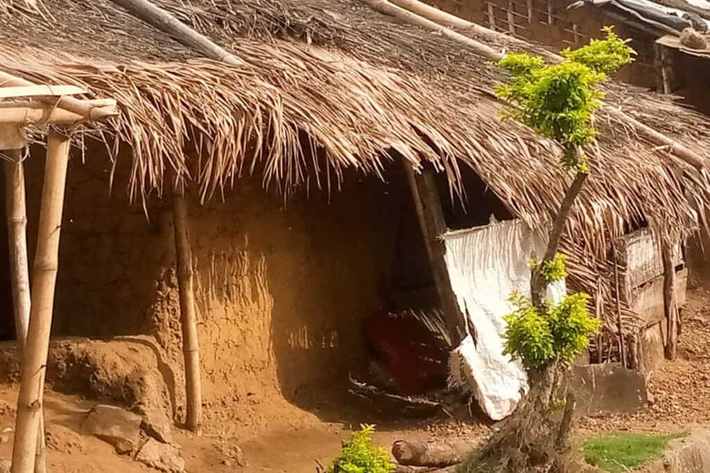 maison en terre et toit de chaume