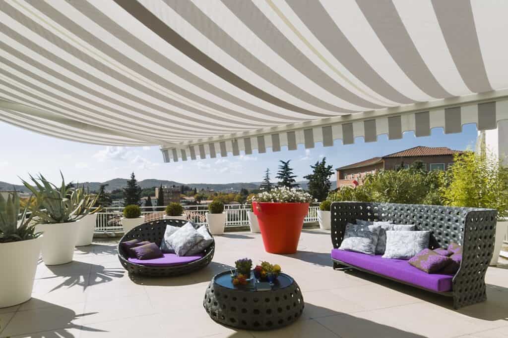 store banne ouvert sur la terrasse