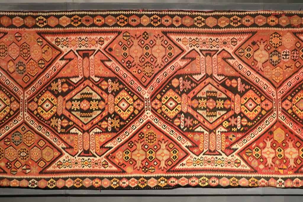 vieux kilim accroché au mur