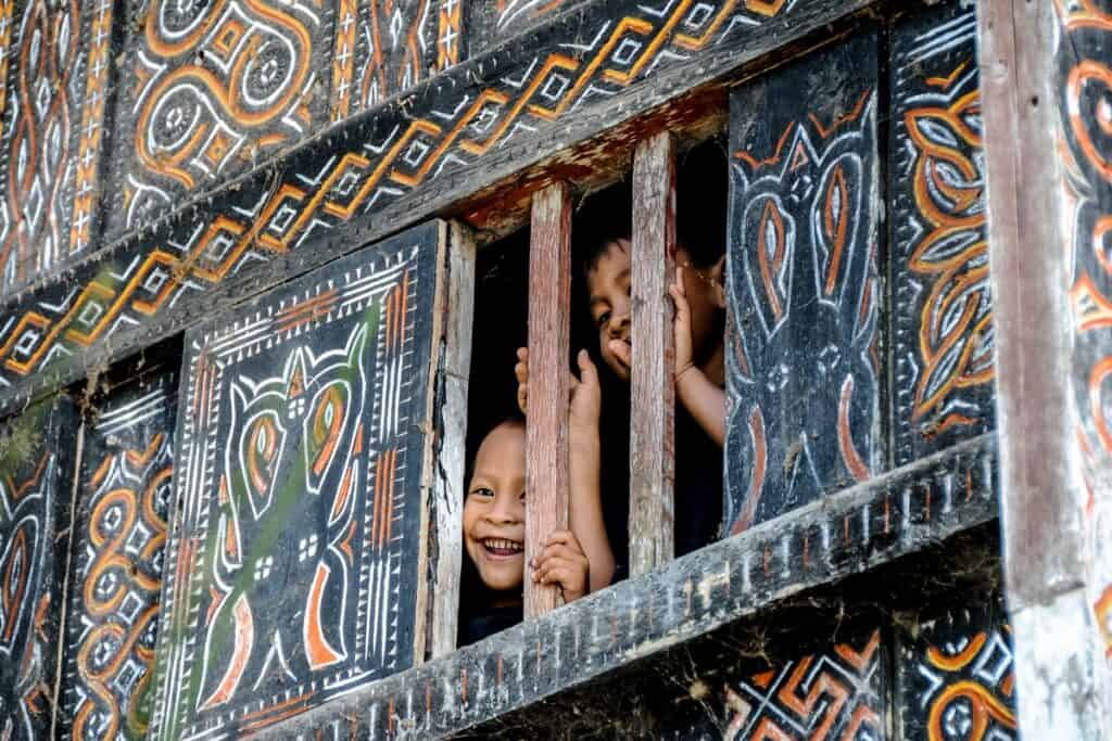 enfants fenêtre Tongkonan Toraja