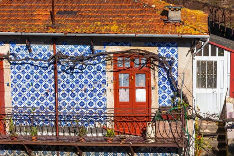 maison recouverte d'azulejos