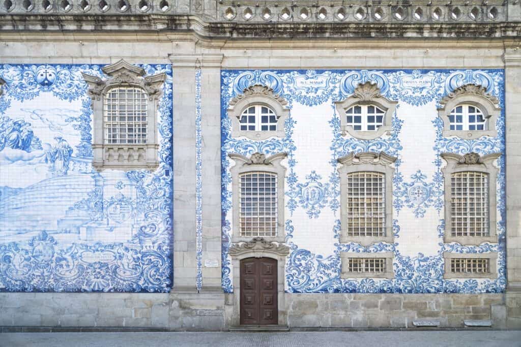 azuleros façade église à Porto