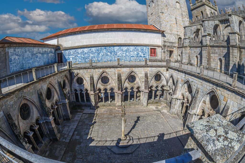 église avec azuleros à Porto