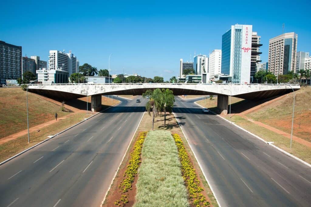 route et pont à Brasilia