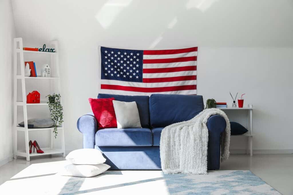 drapeau américain accroché au mur du salon