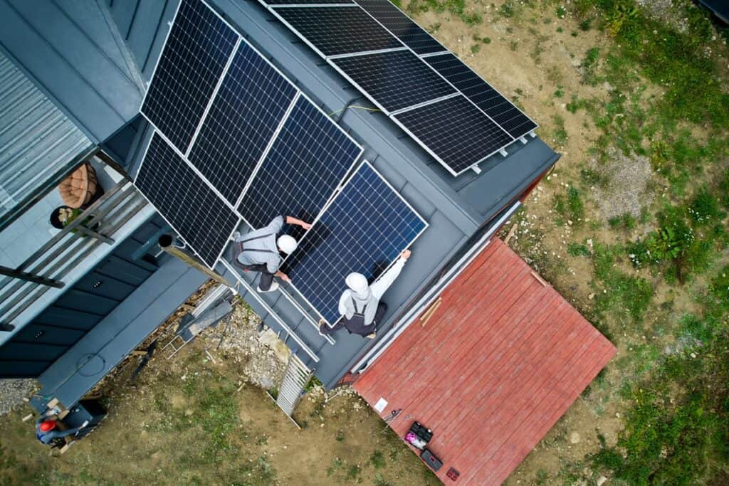 installation de panneaux solaires sur un toit en Gironde