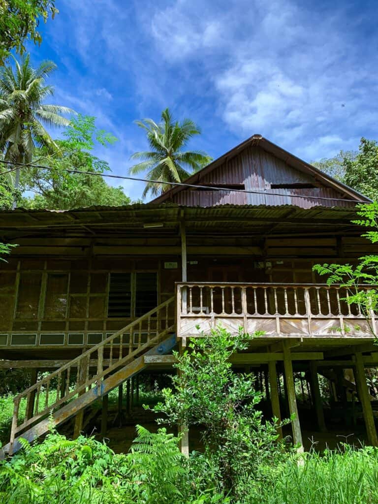 maison traditionnelle Bugis entourée de nature