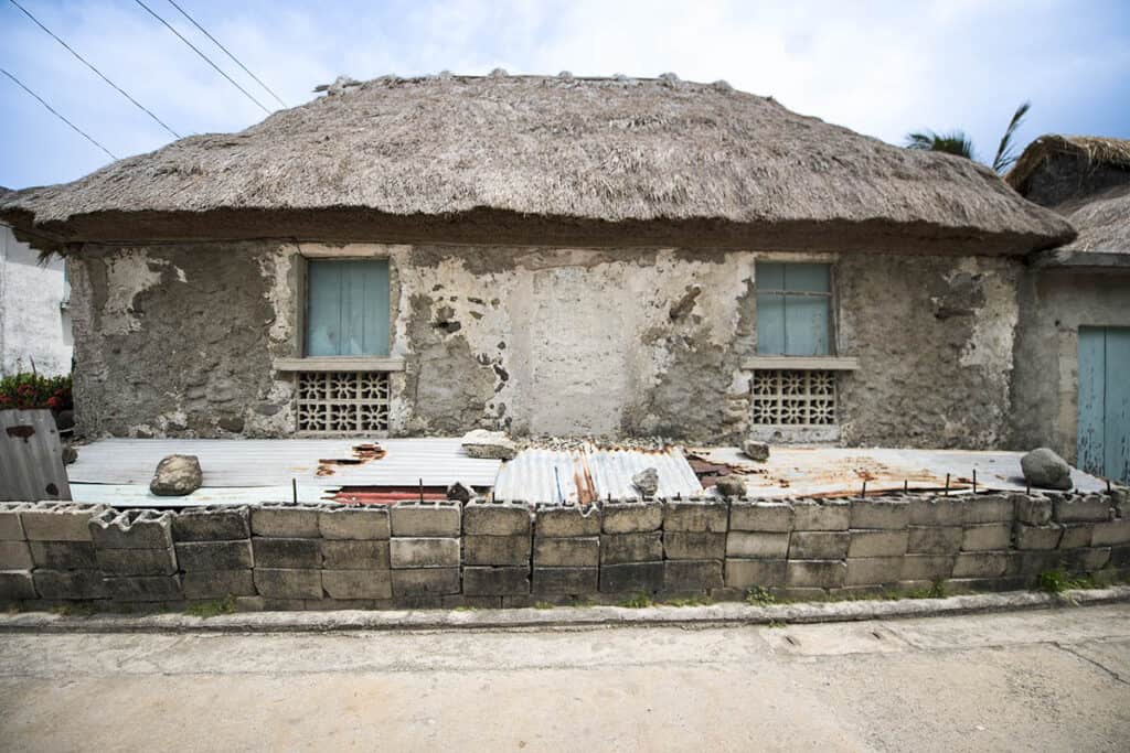 maison traditionnelle Ivatan délabrée