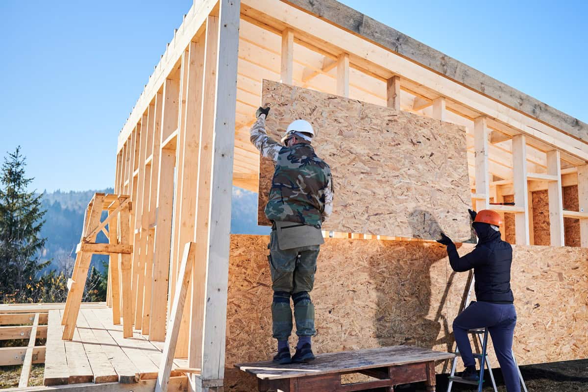 construction d'une maison avec des panneaux d'OSB