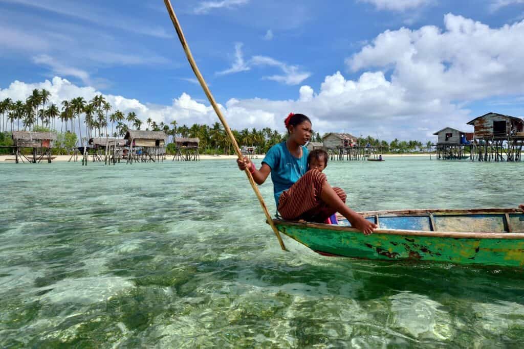 femme badjao sur une barque