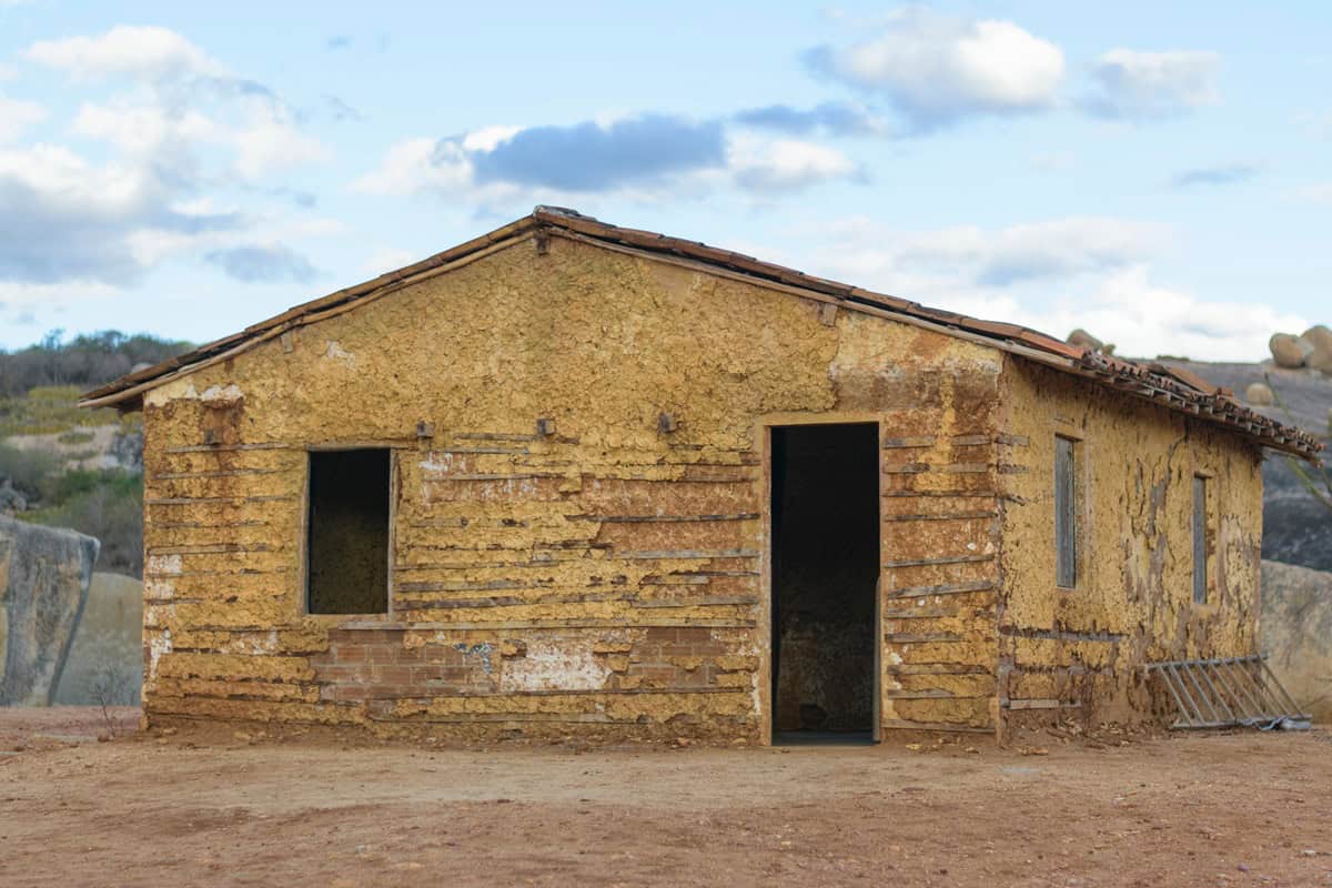 maison rurale en terre au Brésil