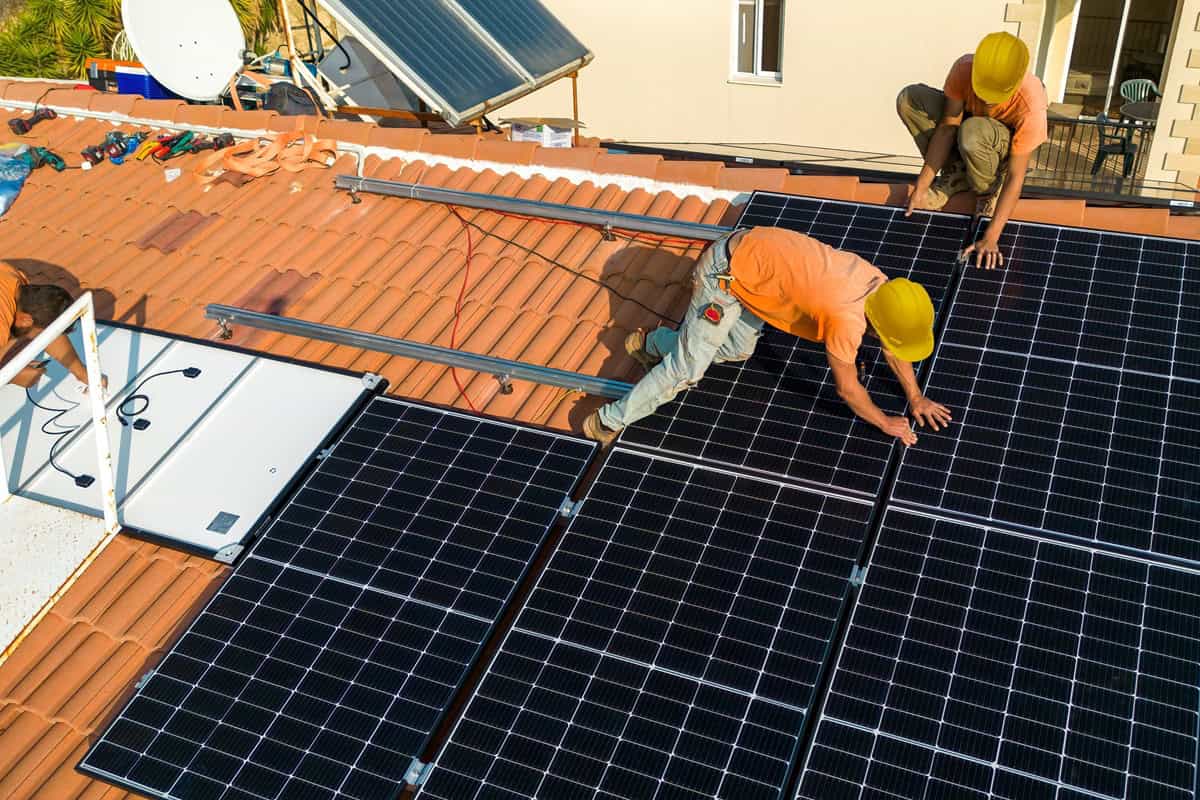 installation de panneaux solaires sur un toit