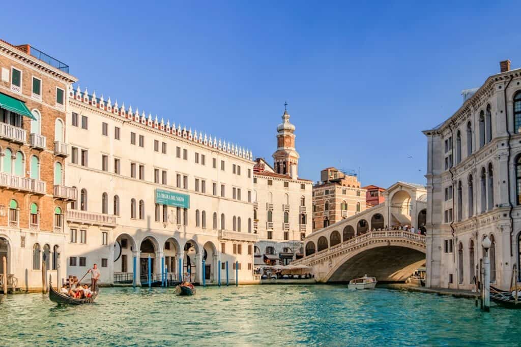 Canal, bâtiments et pont à Venise