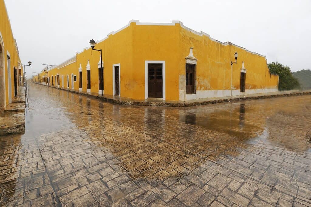 rue et maisons jaunes à Izamal