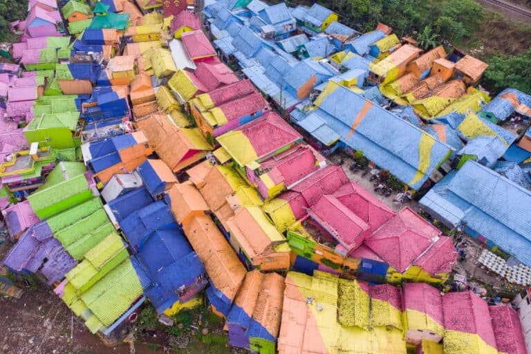 Kampung Pelangi village arc-en-ciel