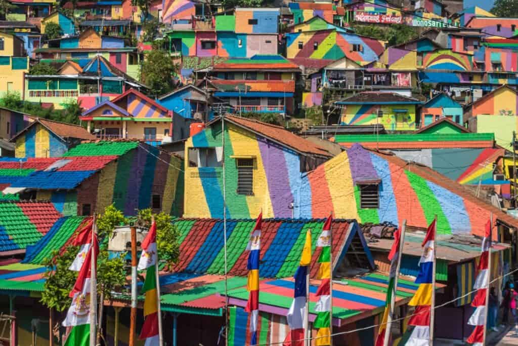 maisons colorées à Kampung Pelangi