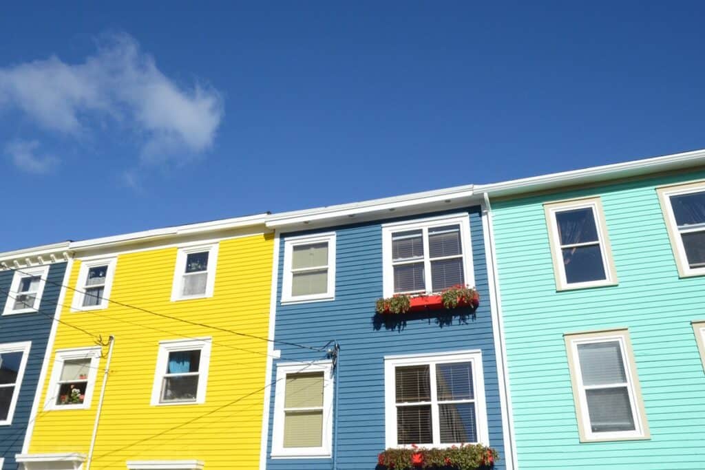 façades colorées à Saint-Jean de Terre-Neuve