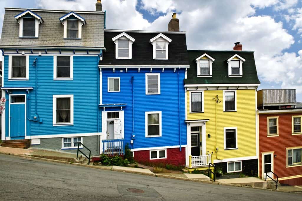 rue de maisons colorées à Saint-Jean de Terre-Neuve