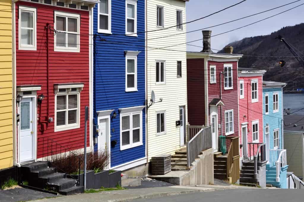 maisons colorées de Saint-Jean de Terre-Neuve