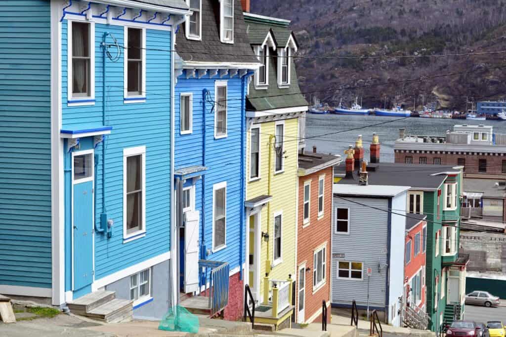 maisons colorées à Saint-Jean de Terre-Neuve