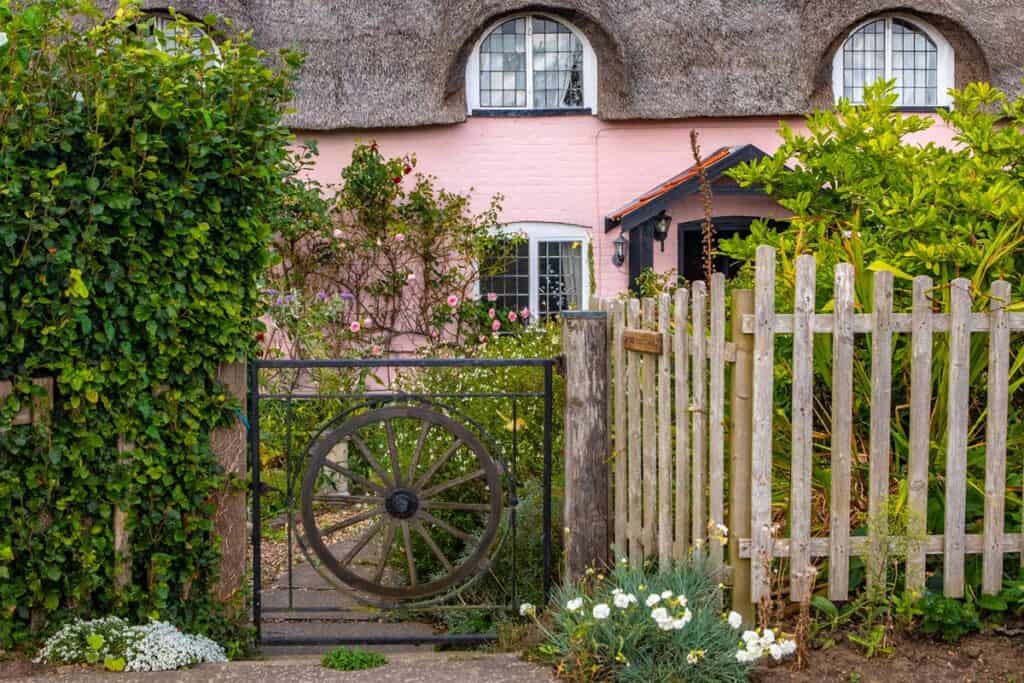 façade et plantes d'un chocolate box cottage