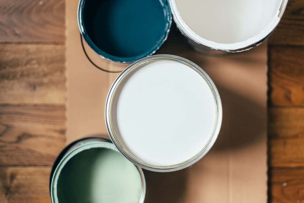 différents pots de peinture