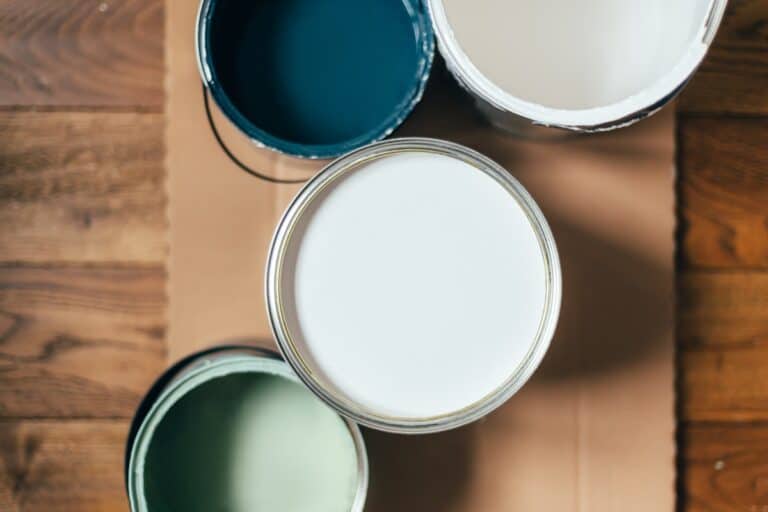 différents pots de peinture