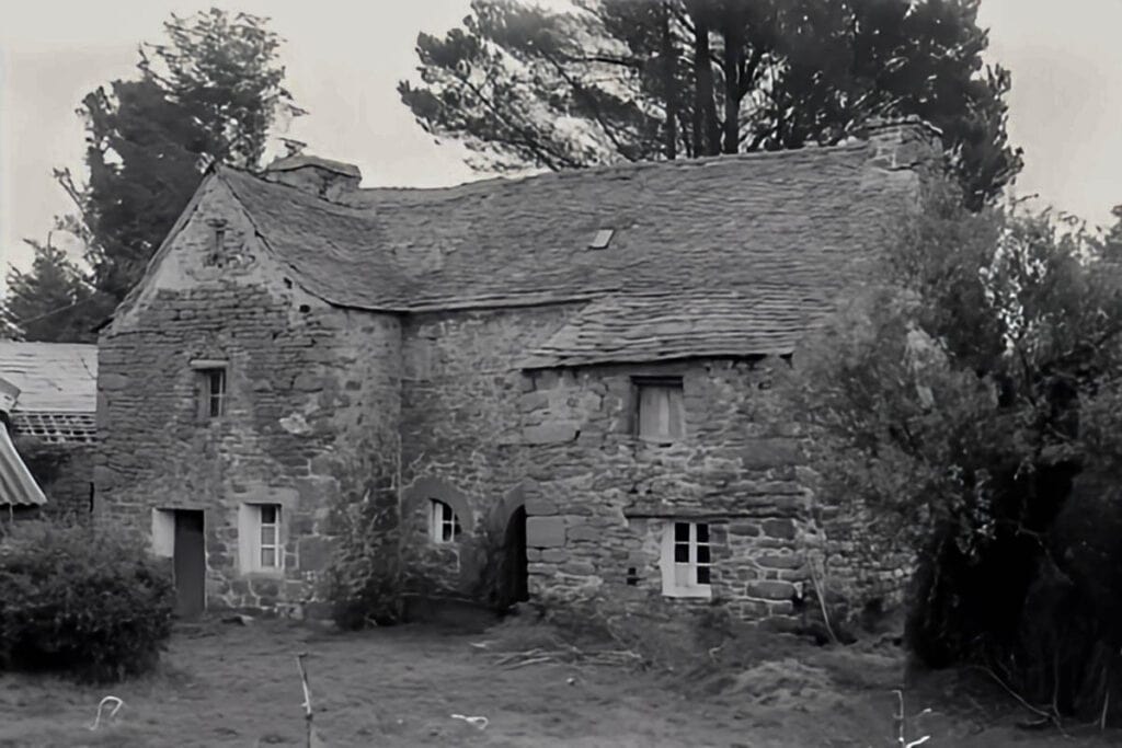 ancienne maison bretonne à avancée