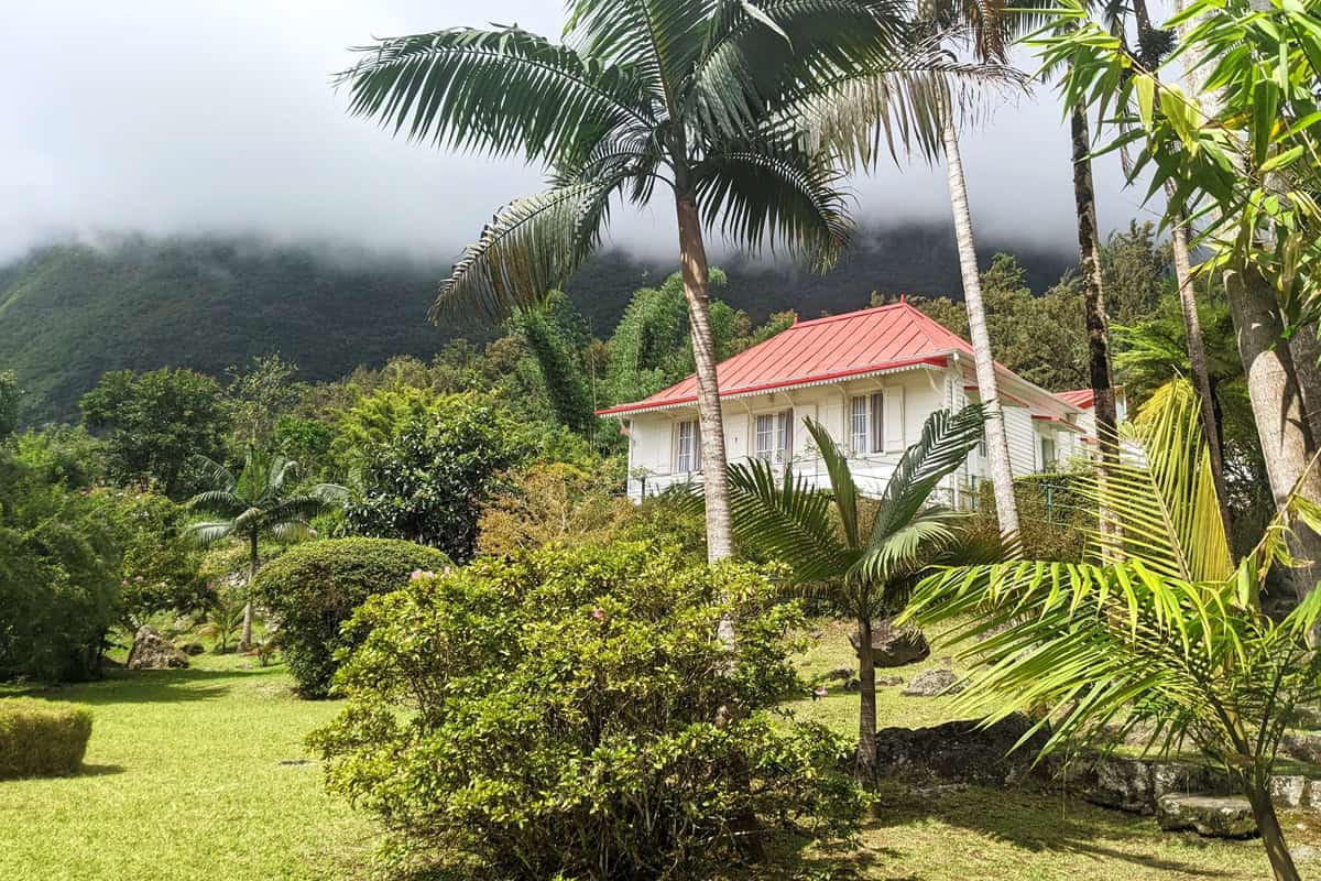 Maison et jardin créole dans le village de Hell-Bourg, Salazie, dans les montagnes de la Réunion