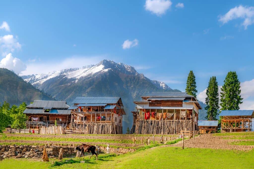 maisons en bois traditionnelles dans la vallée de Neelam