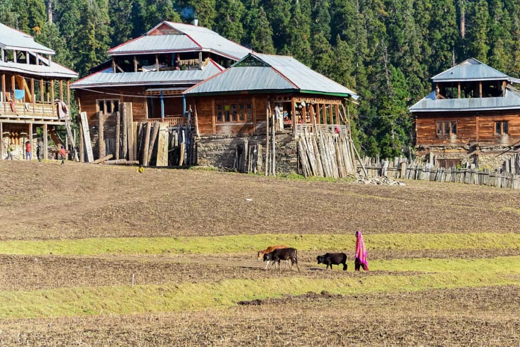 village d'Arang Kel avec des maisons traditionnelles