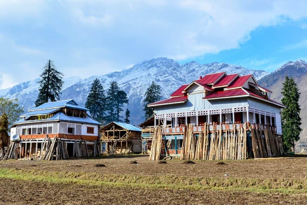 maisons en bois traditionnelles dans la vallée de Neelam